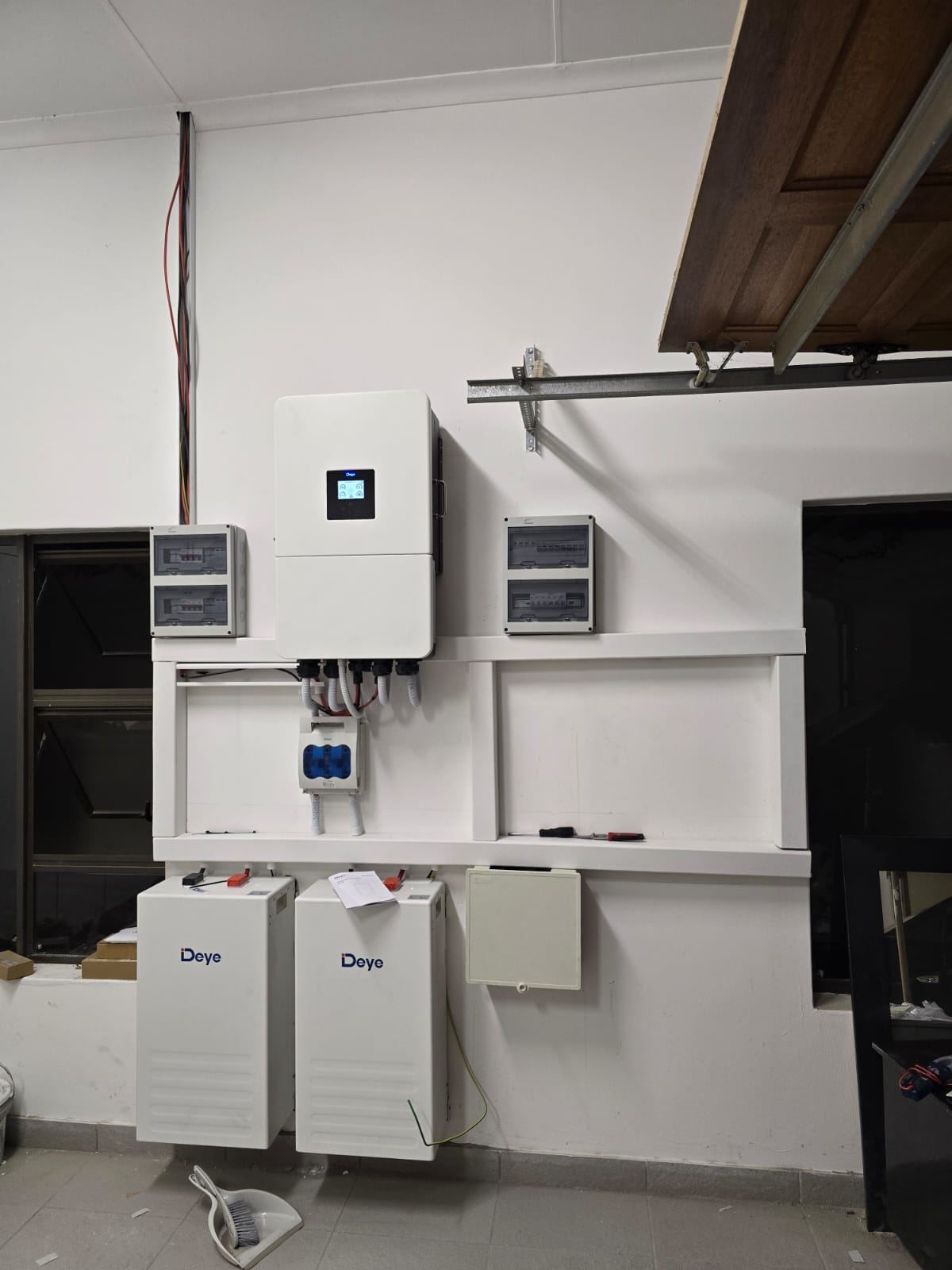 Compact inverter battery backup